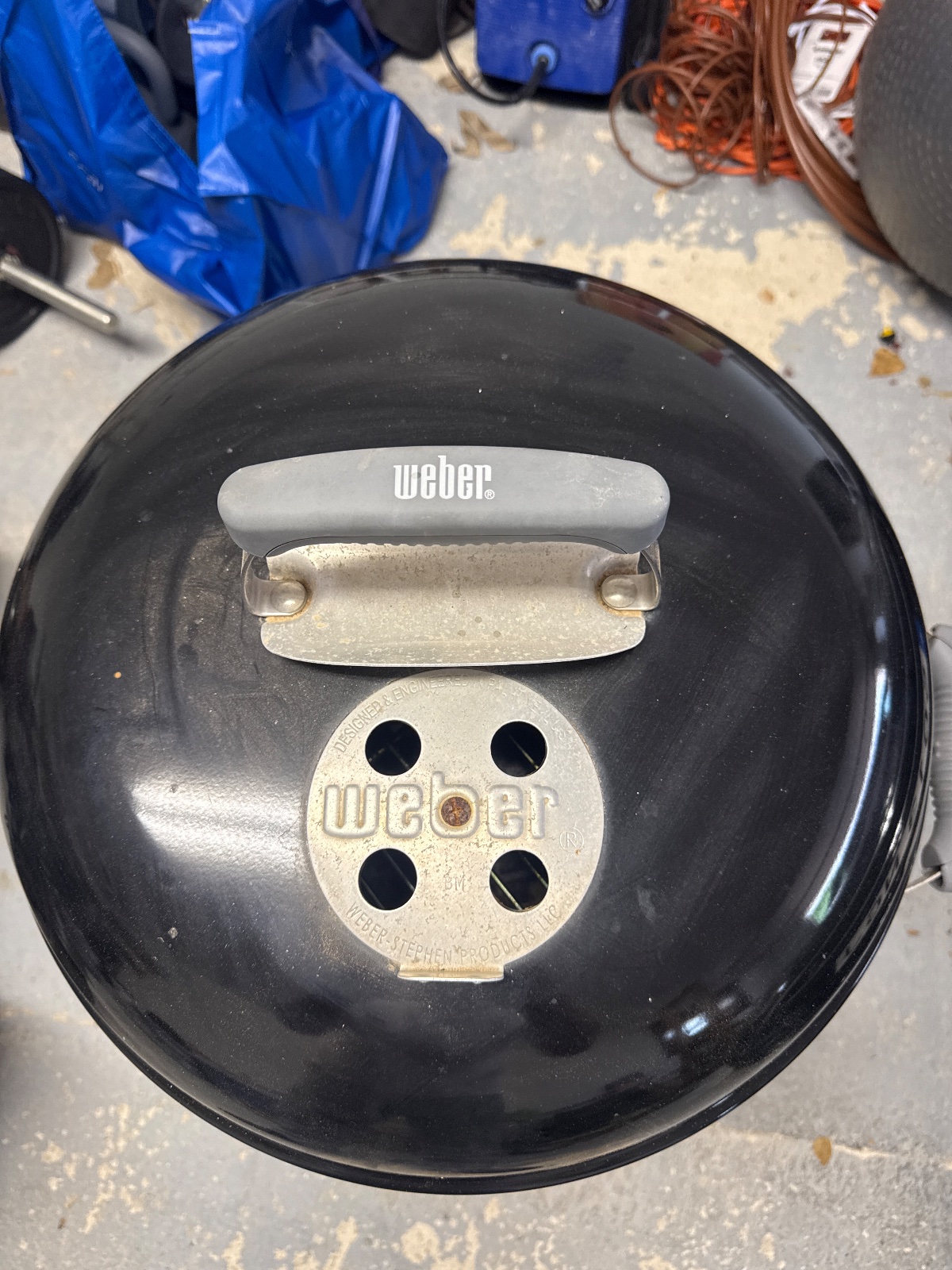 Zwarte Weber barbecue met deksel